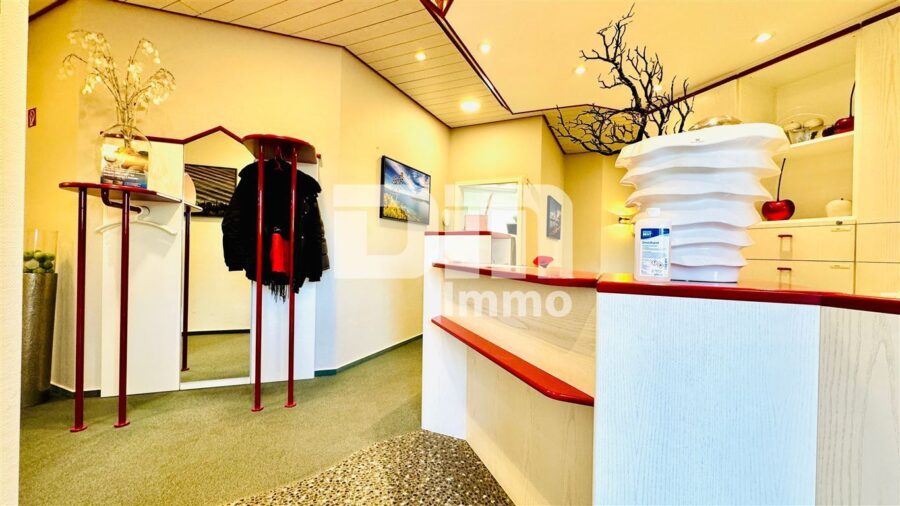 Ladeneinheit und Büro / Praxisfläche teilvermietet im Paket mit umfangreicher Ausstattung - Einheit 1 - Flur / Diele / Empfang